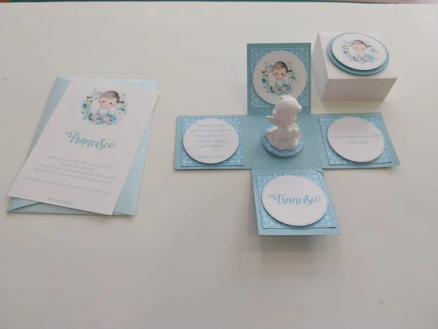 Conjunto de batizado branco e azul-claro com vela e concha — To Dream