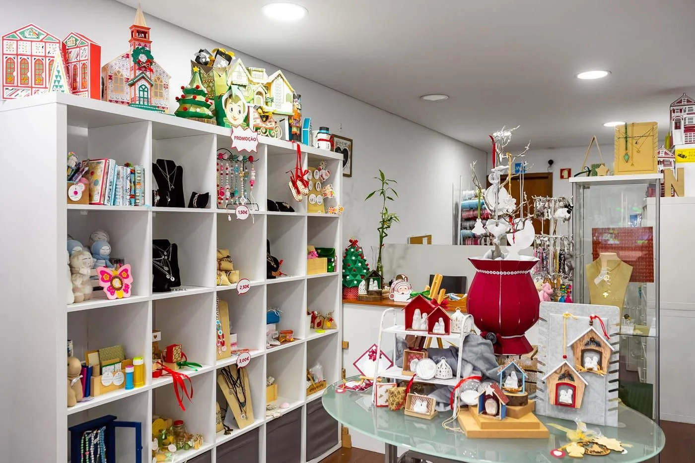Interior do showroom To Dream, vista sobre a bancada de trabalho